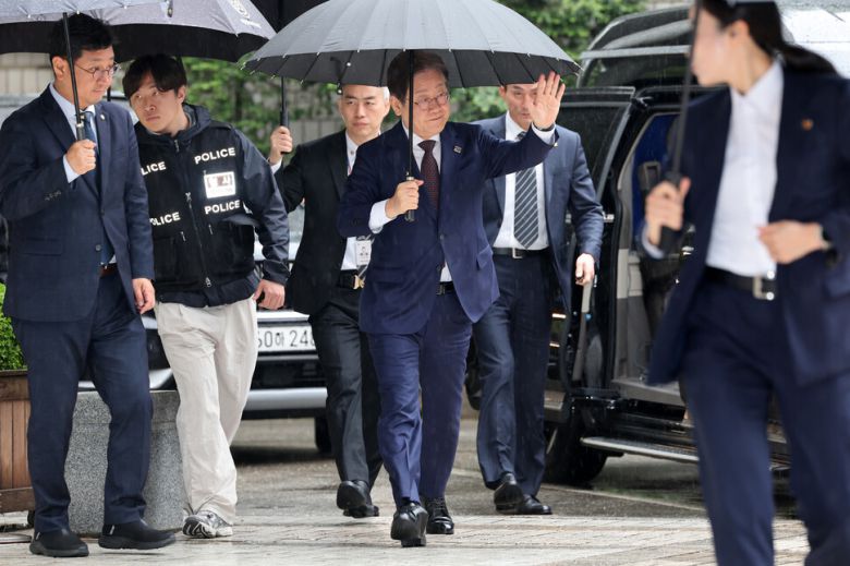 이재명 더불어민주당 대선 경선 후보가 22일 오전 서울 서초구 서울중앙지법에서 열린 ‘대장동 배임, 성남에프시(FC) 뇌물’ 1심 속행 공판에 출석하고 있다. 김영원 기자 forever@hani.co.kr