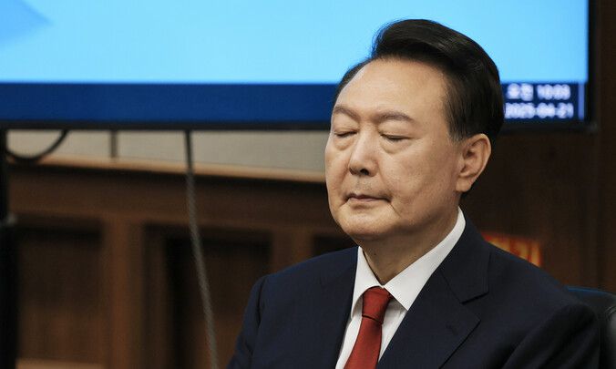 윤석열 전 대통령이 21일 서초동 서울중앙지법에서 열린 내란 우두머리 혐의에 대한 두 번째 정식 재판에 출석한 자리에서 눈을 감고 앉아있다. 사진공동취재단