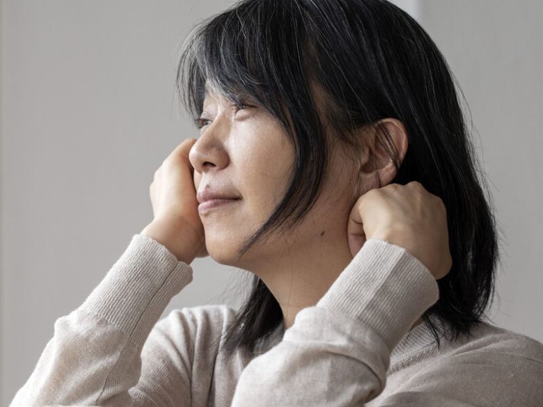 2024년 노벨 문학상 수상 이후 첫 책으로 산문집 ‘빛과 실’을 펴낸 한강 작가. ⓒ전명은, 문학과지성사 제공