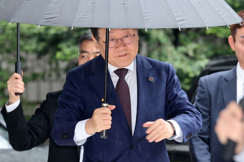 이재명 더불어민주당 대선 경선 후보가 22일 오전 서울 서초구 서울중앙지법에서 열린 ‘대장동 배임·성남FC 뇌물’ 1심 속행 공판에 출석하고 있다. 김영원 기자 forever@hani.co.kr
