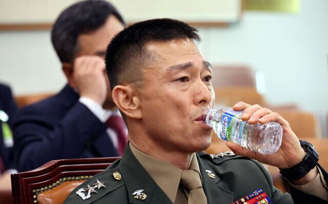 지난해 7월19일 국회 법제사법위원회에서 열린 윤석열 대통령 탄핵소추안 발의 요청 국민동의 청원 청문회. 임성근 전 해병대 1사단장이 물을 마시고 있다.김경호 선임기자 jijae@hani.co.kr