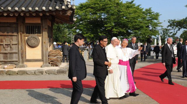 유흥식 추기경이 대전교구장이던 2014년 충남 당진시 솔뫼성지를 방문한 프란치스코 교황을 안내하고 있다. 연합뉴스