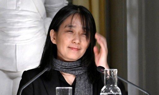 지난해 12월7일(현지시각) 스웨덴 한림원에서 노벨 문학상을 수상한 한강 작가가 ‘빛과 실’이란 제목으로 강연하는 모습. 스톡홀름/로이터 연합뉴스