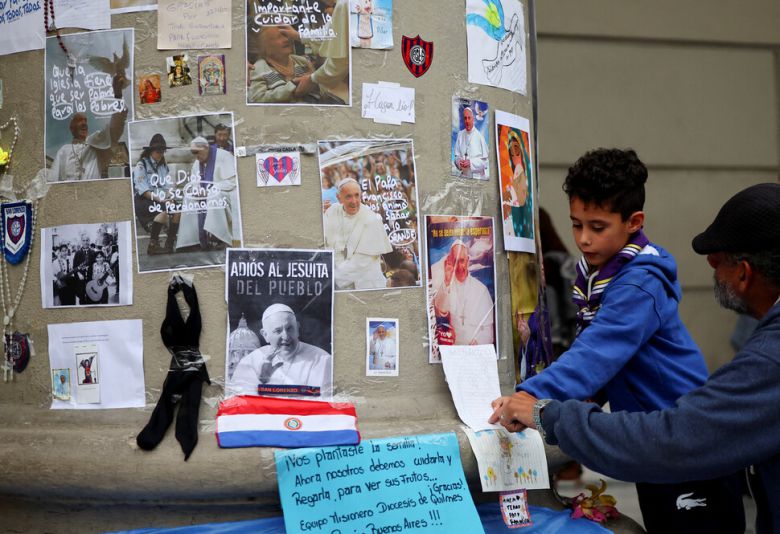 22일(현지시각) 아르헨티나 부에노스아이레스 메트로폴리탄 대성당 앞에서 사람들이 프란치스코 교황을 추모하고 있다. 로이터연합뉴스