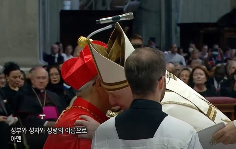 2022년 8월27일 바티칸 성베드로대성당에서 거행된 추기경 서임식. 프란치스코 교황이 유흥식 추기경과 포옹하고 있다. <평화방송> 유튜브 화면 갈무리