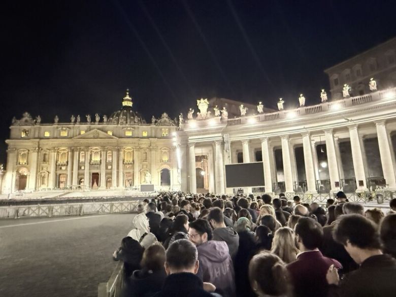 24일(현지시각) 새벽 성 베드로 성당에 안치된 프란치스코 교황을 보기 위한 조문객들의 긴 행렬. 사진 장예지 특파원 penj@hani.co.kr