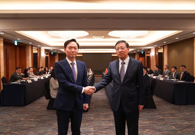 23일 서울에서 열린 제3차 해양협력대화에서 한국 정부 수석 대표인 강영신(왼쪽) 외교부 동북·중앙아국장과 훙량 중국 외교부 변계해양사무국장이 악수하고 있다. 외교부 제공