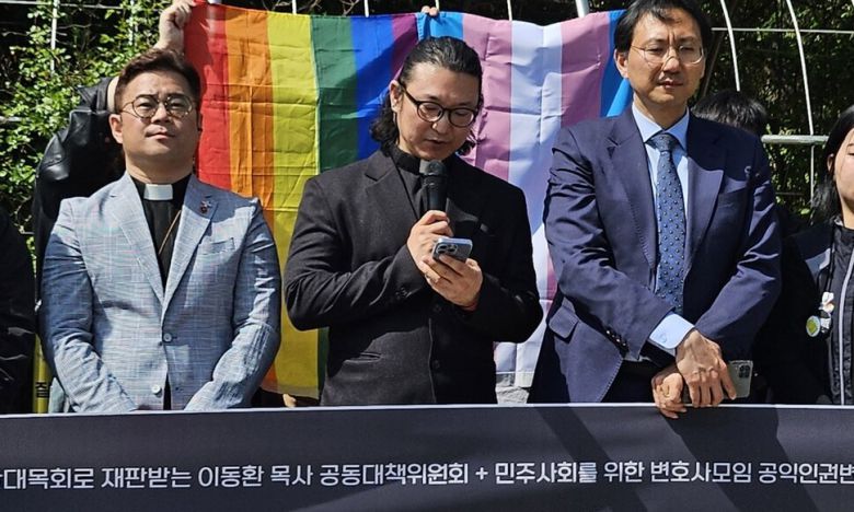 성소수자에게 축복기도를 했다는 이유로 기독교대한감리회 교단으로부터 정직 2년 판결을 받은 이동환 목사가 24일 서울고법에서 징계 무효 확인 소송에서 기각 판결을 받은 뒤 기자회견에서 발언하고 있다. 장현은 기자 mix@hani.co.kr