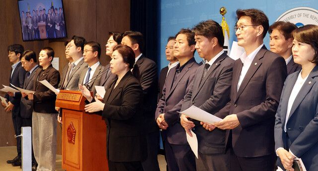 더불어민주당 전정권정치탄압대책위원회 위원들이 24일 서울 여의도 국회 소통관에서 문재인 전 대통령 기소 관련 긴급 기자회견을 하고 있다. 김경호 선임기자 jijae@hani.co.kr