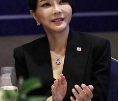 지난 2022년 6월 스페인 순방 당시 동포 초청 만찬 간담회에 김건희 여사가 6000만원 상당의 명품 목걸이를 한 채 참석하고 있다. 대통령실 사진기자단