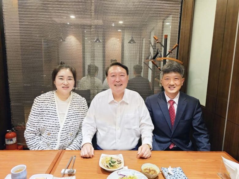 윤석열 전 대통령 탄핵심판 변호인단이자 최근 ‘윤어게인’ 신당 창당에 나섰던 김계리(맨 왼쪽), 배의철 변호사가 19일 윤 전 대통령과 함께 찍은 사진을 공개했다. 김계리 변호사 페이스북 갈무리