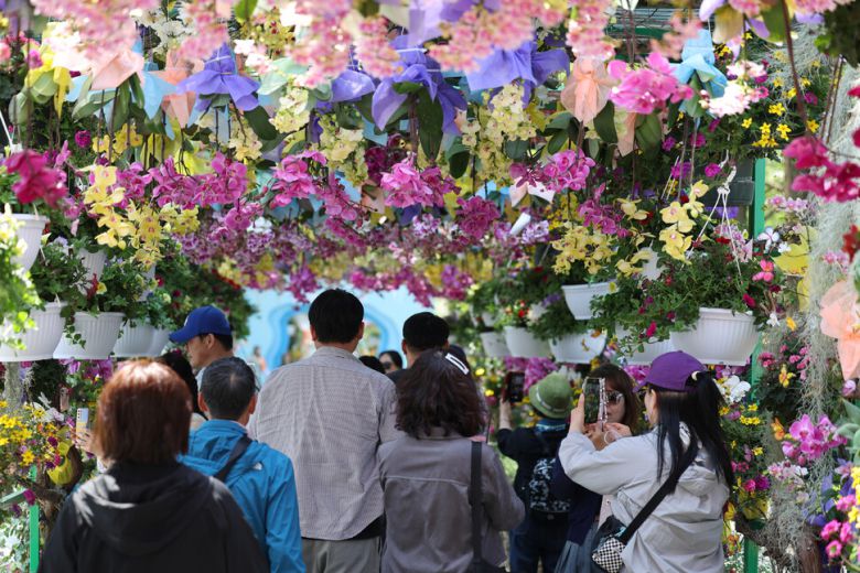 ‘2025 고양국제꽃박람회’ 개막날인 25일 경기도 고양시 일산호수공원에서 시민들이 꽃 터널을 지나고 있다. 정용일 선임기자