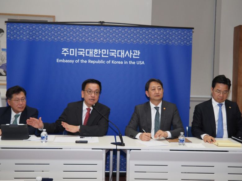 최상목 부총리 겸 기획재정부 장관이 24일(현지시각) 오후 미국 워싱턴 디시(D.C.) 주미 한국대사관에서 ‘2+2 고위급 통상 협의’ 내용을 설명하고 있다. 워싱턴 특파원 기자단