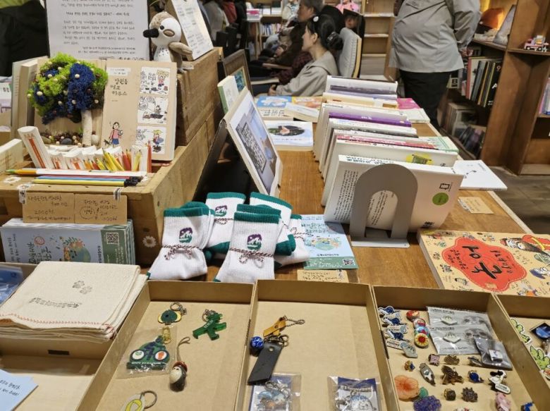포도책방에는 책뿐 아니라 다양한 굿즈도 눈길을 붙든다.