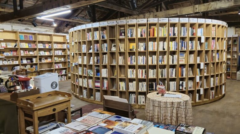 포도책방 내부의 원형 책장. 뒤쪽 빈 공간은 원형 회의실과 전시 공간으로 활용한다.