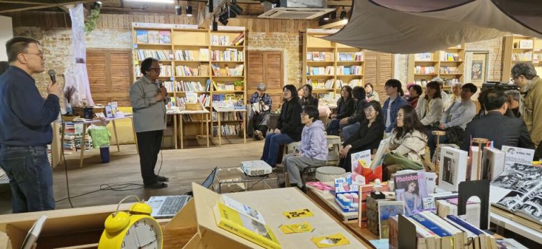 지난 12일 저녁 목포 포도책방의 세번째 북토크 저자 로버트 파우저(맨 왼쪽)와 포도책방 기획자 조 반장(왼쪽 두 번째)이 참가자들과 대화하고 있다.