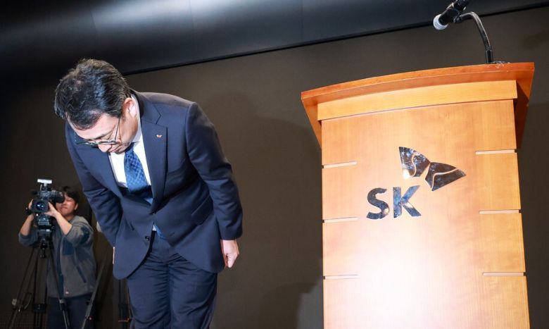 유영상 에스케이(SK)텔레콤 대표이사가 25일 서울 중구 사옥에서 에스케이텔레콤 이용자 유심(USIM) 정보가 해커 공격으로 유출된 것과 관련해 고개 숙여 사과하고 있다. 연합뉴스