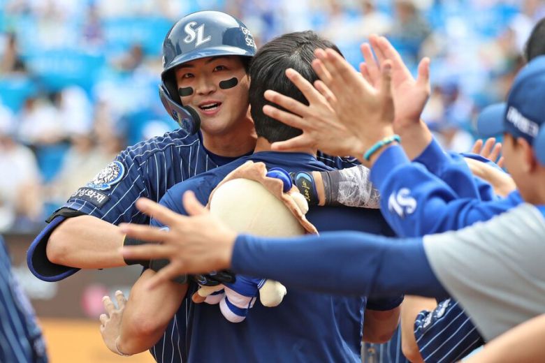 삼성 라이온즈의 구자욱이 27일 대구삼성라이온즈파크에서 열린 2025 KBO리그 엔씨 다이노스와 홈경기에서 1회말 홈런을 터트린 뒤 동료와 포옹하고 있다. 삼성 라이온즈 제공