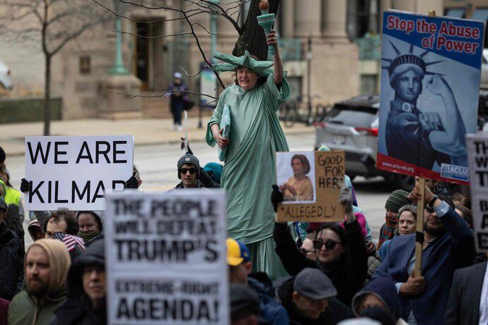 25일 해나 두건 판사가 체포당했다는 소식이 알려지자, 판사 체포에 항의하는 시위대가 밀워키 카운티 연방 법원 앞에서 시위를 벌이고 있다. AFP 연합뉴스