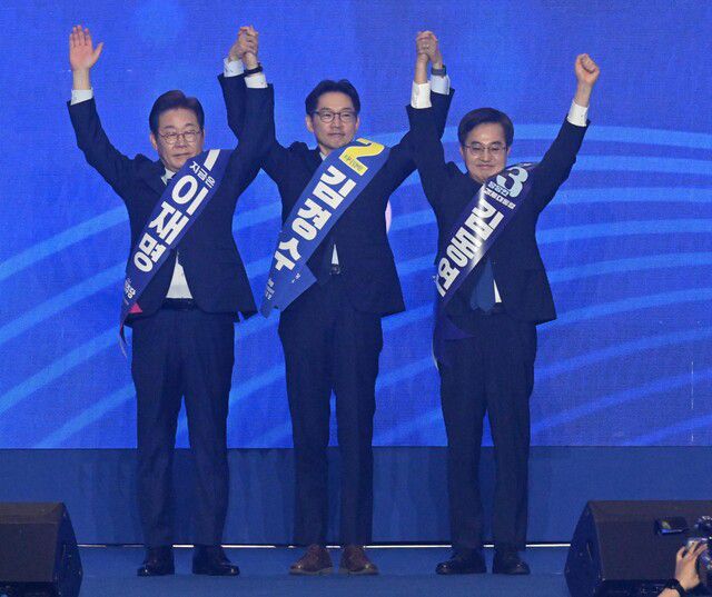 이재명(왼쪽부터)·김경수·김동연 더불어민주당 대선 경선 후보가 27일 경기 고양시 킨텍스에서 열린 ‘수도권·강원·제주 경선 및 최종 후보자 선출 대회’에서 기념촬영을 하고 있다. 공동취재사진