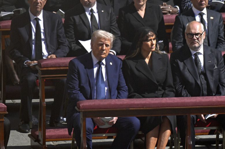 26일(현지시각) 바티칸 성 베드로 광장에서 열린 프란치스코 교황의 장례미사에 참석한 도널드 트럼프 미국 대통령과 영부인 멜라니아 트럼프. UPI연합뉴스