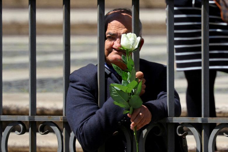 노숙자 생활을 했던 안토니오 시라쿠사가 26일(현지시각) 프란치스코 교황의 무덤이 있는 이탈리아 로마 산타 마리아 마조레 대성전 앞에서 흰 장미를 들고 서 있다. 로이터 연합뉴스