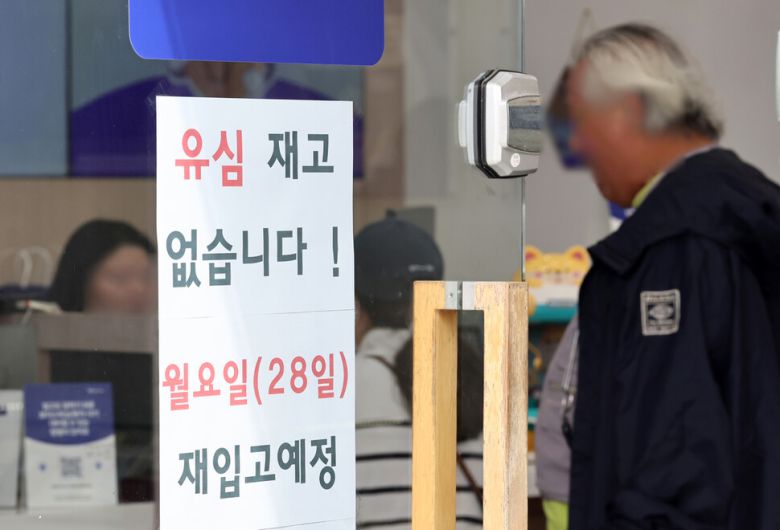 27일 서울의 한 에스케이텔레콤 대리점에 ‘유심 재고’ 관련 안내문이 부착돼 있다. 연합뉴스