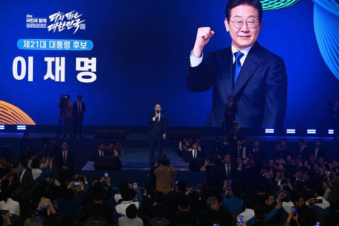 더불어민주당 이재명 대선 경선 후보가 27일 오후 고양시 킨텍스에서 열린 \'제21대 대통령선거 후보자 선출대회’에서 후보 수락 연설을 하고 있다. 공동취재사진