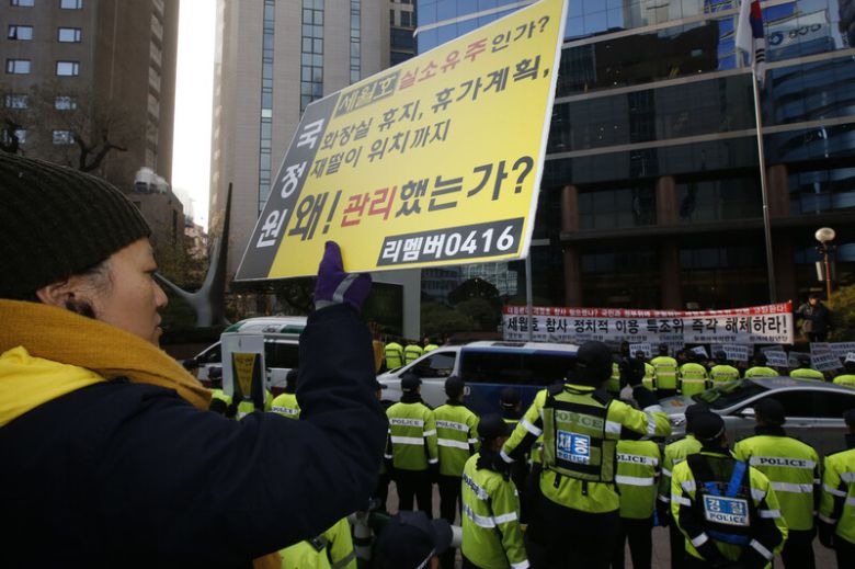 4·16 세월호참사 특별조사위원회 제1차 청문회 이틀째인 2015년 12월15일 오후 서울 명동 서울와이더블유시에이(YWCA) 강당 앞에서 보수단체 회원들과 세월호 사고 진상 규명을 촉구하는 시민들이 대치하고 있다. 이정아 기자 leej@hani.co.kr