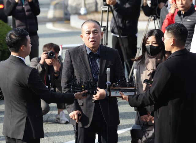김건희 여사 공천 개입 의혹과 미래한국연구소의 불법 여론조사 의혹 등 사건의 핵심 인물인 명태균 씨가 지난해 11월8일 오전 경남 창원시 성산구 창원지방검찰청에 출석하며 기자들의 질문에 답하고 있다. 김봉규 선임기자 bong9@hani.co.kr
