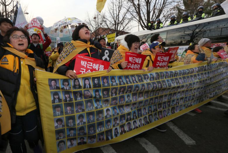 2016년 12월3일 박근혜 정권 퇴진 비상국민행동 주최 ‘촛불의 선전포고-박근혜 즉각 퇴진의 날’ 집회에 참가한 세월호 유가족들이 종로구 청운동 청와대 앞 100m에 닿아 경찰 차벽 앞에서 박근혜 퇴진 구호를 외치고 있다. 한겨레 자료사진