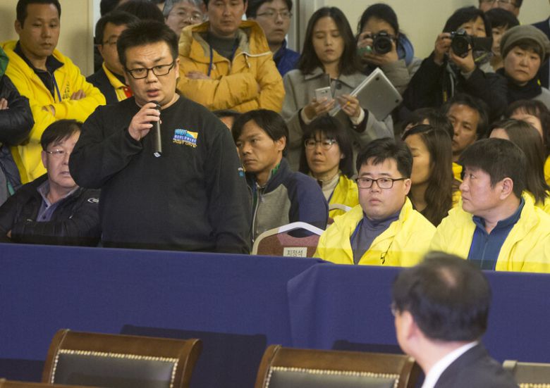 실종자 수색에 참여한 김관홍 민간 잠수사가 2015년 12월16일 오후 서울 명동 서울와이더블유시에이(YWCA) 강당에서 열린 세월호 참사 특별조사위원회 1차 청문회에서 이주영 전 해양수산부 장관에게 질문을 하고 있다. 연합뉴스