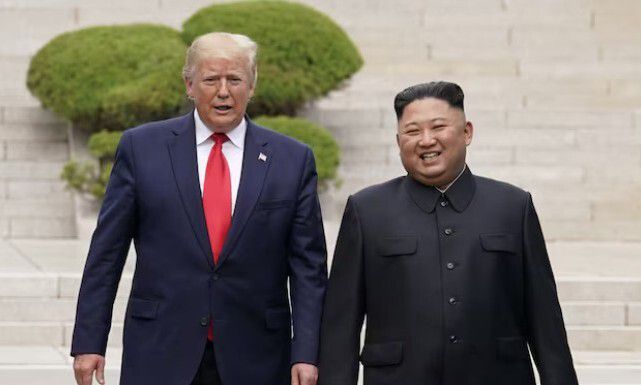 도널드 트럼프 미국 대통령과 김정은 북한 국무위원장이 지난 2019년 6월 30일 판문점에서 만나고 있다. 로이터 연합뉴스