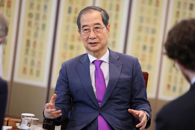한덕수 대통령 권한대행 국무총리가 지난 22일 정부서울청사에서 영국 이코노미스트와 인터뷰 하고 있다. 국무총리실 제공