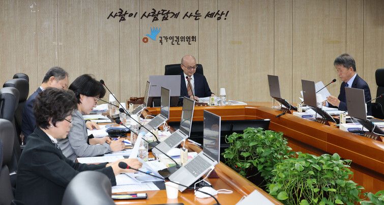 지난달 24일 오후 서울 중구 국가인권위원회 회의실에서 제7차 전원위원회가 열려 안창호 위원장이 회의를 주재하고 있다. 신소영 기자 viator@hani.co.kr