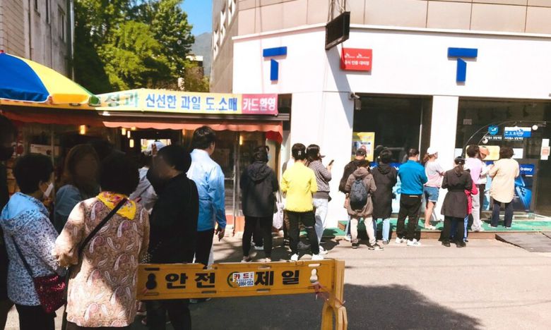 해킹 공격으로 가입자 유심(USIM) 정보가 유출된 에스케이(SK)텔레콤이 유심 무료 교체서비스를 시작한 지난 28일 서울의 한 에스케이텔레콤 대리점에서 시민들이 유심 교체를 위해 줄을 서고 있다. 연합뉴스