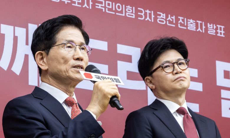 4월29일 서울 여의도 국민의힘 당사에서 열린 제21대 대통령 후보자 국민의힘 3차 경선 진출자 발표 행사에서 최종 경선에 오른 김문수 후보(왼쪽)가 소감을 밝히고 있다. 공동취재사진