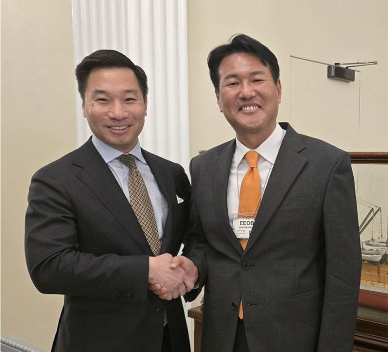 김태효 대통령실 국가안보실 1차장이 25일(현지시각) 백악관에서 앨릭스 웡 미국 국가안보 부보좌관과 악수하고 있다. 국가안보실 제공