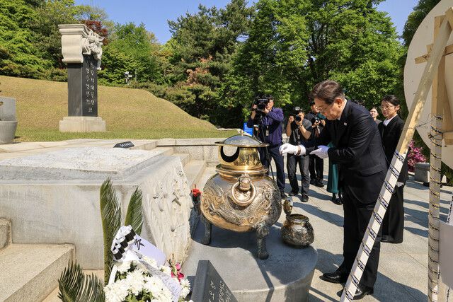 이재명 더불어민주당 대통령 후보가 지난 28일 서울 동작구 국립서울현충원 박정희 전 대통령 묘역을 찾아 참배하고 있다. 연합뉴스