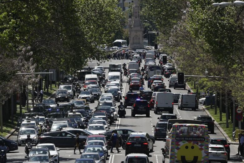 28일(현지시각) 스페인 전역에서 발생한 대규모 정전으로 신호등도 모두 고장나면서 마드리드 지역의 한 시내는 극심한 교통 체증에 빠졌다. AFP연합뉴스