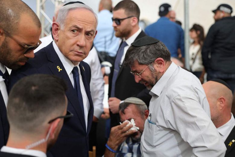 베냐민 네타냐후 이스라엘 총리(왼쪽 두번째)가 29일(현지시각) 이스라엘 예루살렘 야드라바님 기념관에서 열린 이스라엘 전사자 추모의 날 연례 행사에서 전사한 이스라엘 군인 가족을 위로하다 고개를 돌리고 있다. 예루살렘/AFP 연합뉴스