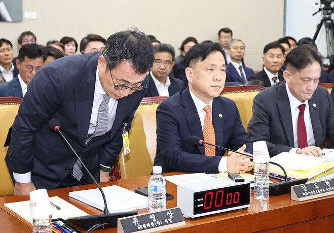 유영상 에스케이(SK)텔레콤 대표이사가 30일 오전 국회 과학기술정보방송통신위원회에서 열린 가입자 유심(USIM·가입자 식별 모듈) 정보 해킹 사고 관련 청문회에서 인사하고 있다. 오른쪽은 강도현 과학기술정보통신부 2차관. 윤운식 선임기자 yws@hani.co.kr