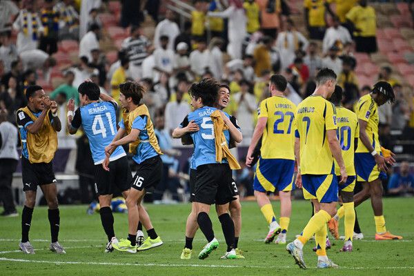 파란색 유니폼의 가와사키 선수들이 1일(한국시각) 열린 2024~2025 아시아축구연맹(AFC) 챔피언스리그 엘리트 4강전에서 알나스르를 꺾고 결승에 진출한 뒤 기뻐하고 있다. 제다/AP 연합뉴스
