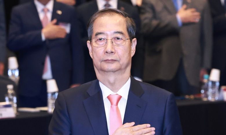 한덕수 대통령 권한대행 국무총리가 30일 서울 여의도 중소기업중앙회에서 열린 ‘중소기업 규제혁신 현장 소통 간담회’에서 국기에 경례하고 있다. 연합뉴스