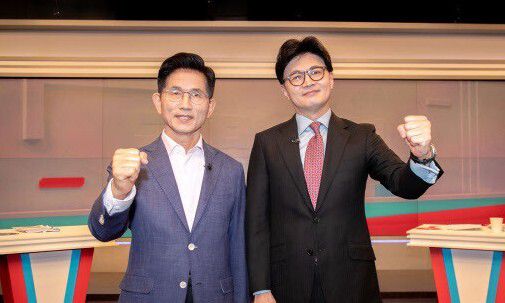 국민의힘 제21대 대통령선거 경선 결선투표에 진출한 김문수(왼쪽), 한동훈 후보가 30일 서울 중구 TV조선에서 TV토론에 앞서 포즈를 취하고 있다. 공동취재사진