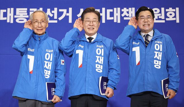 이재명 더불어민주당 대통령선거 후보와 윤여준·박찬대 총괄상임선대위원장이 30일 오후 서울 국회 의원회관 대회의실에서 열린 더불어민주당 제21대 대통령선거 `진짜 대한민국\' 중앙선거대책위원회 출범식에서 경청코트를 들고 국민의 소리를 듣겠다며 귀를 귀울이고 있다. 윤운식 선임기자 yws@hani.co.kr