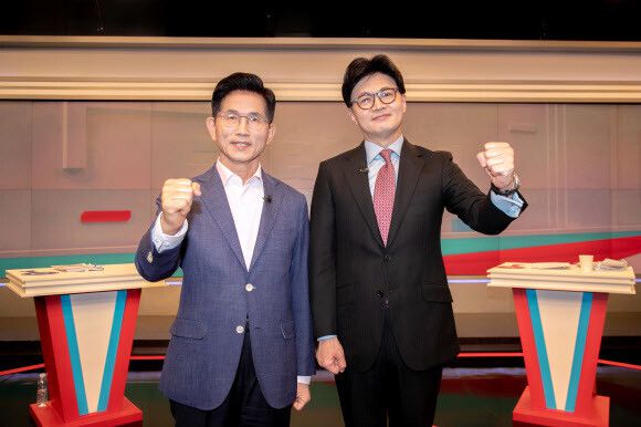 국민의힘 제21대 대통령선거 경선 결선투표에 진출한 김문수(왼쪽), 한동훈 후보가 30일 서울 중구 TV조선에서 TV토론에 앞서 포즈를 취하고 있다. 공동취재사진