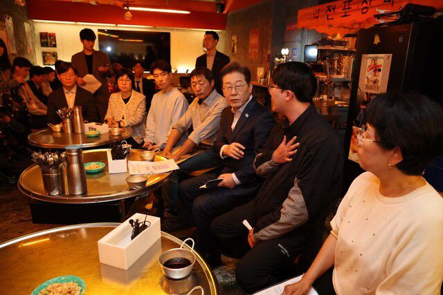 이재명 더불어민주당 대선 후보가 1일 서울 종로구의 한 포차 식당에서 \'당신의 하루를 만드는, 보이지 않는 영웅들\'이란 주제로 배달 라이더, 택배 기사 등 비전형 노동자들과 간담회를 하고 있다. 공동취재사진