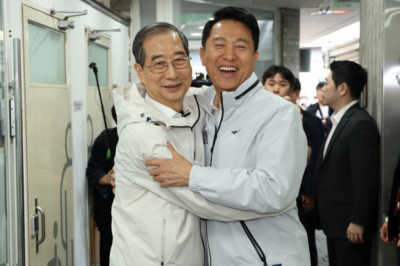 한덕수 전 총리가 2일 서울 종로구 돈의동 쪽방촌 주민공동시설에서 오세훈 서울시장과 만나 포옹하고 있다. 공동취재사진