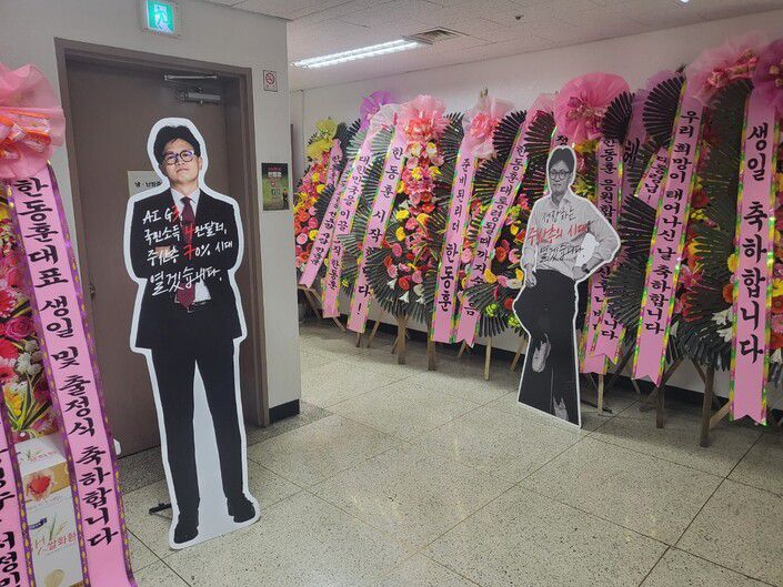 한동훈 후보 선거사무실이 자리잡은 층의 복도에 축소 등신대가 여럿 설치된 모습. 이승욱기자